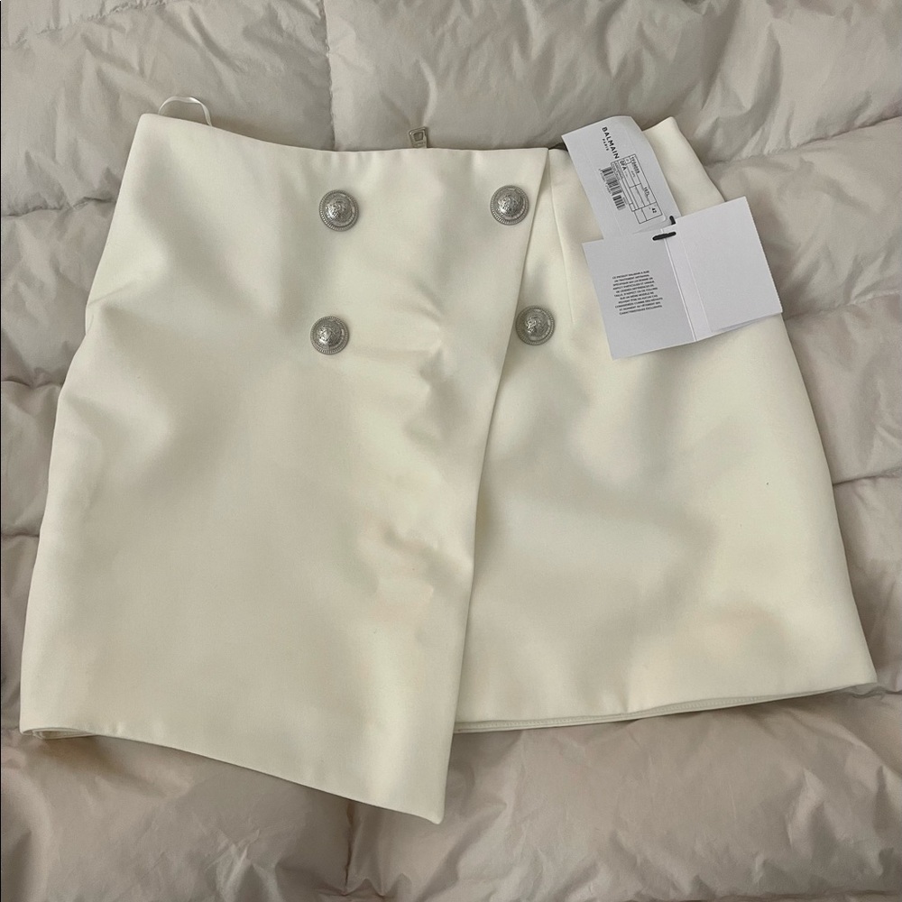 Brand new, never worn. Lost weight before getting to wear so not as fitting.
